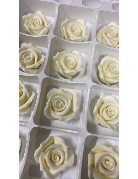 ROSA MEDIA IN PASTA DI ZUCCHERO BIANCA